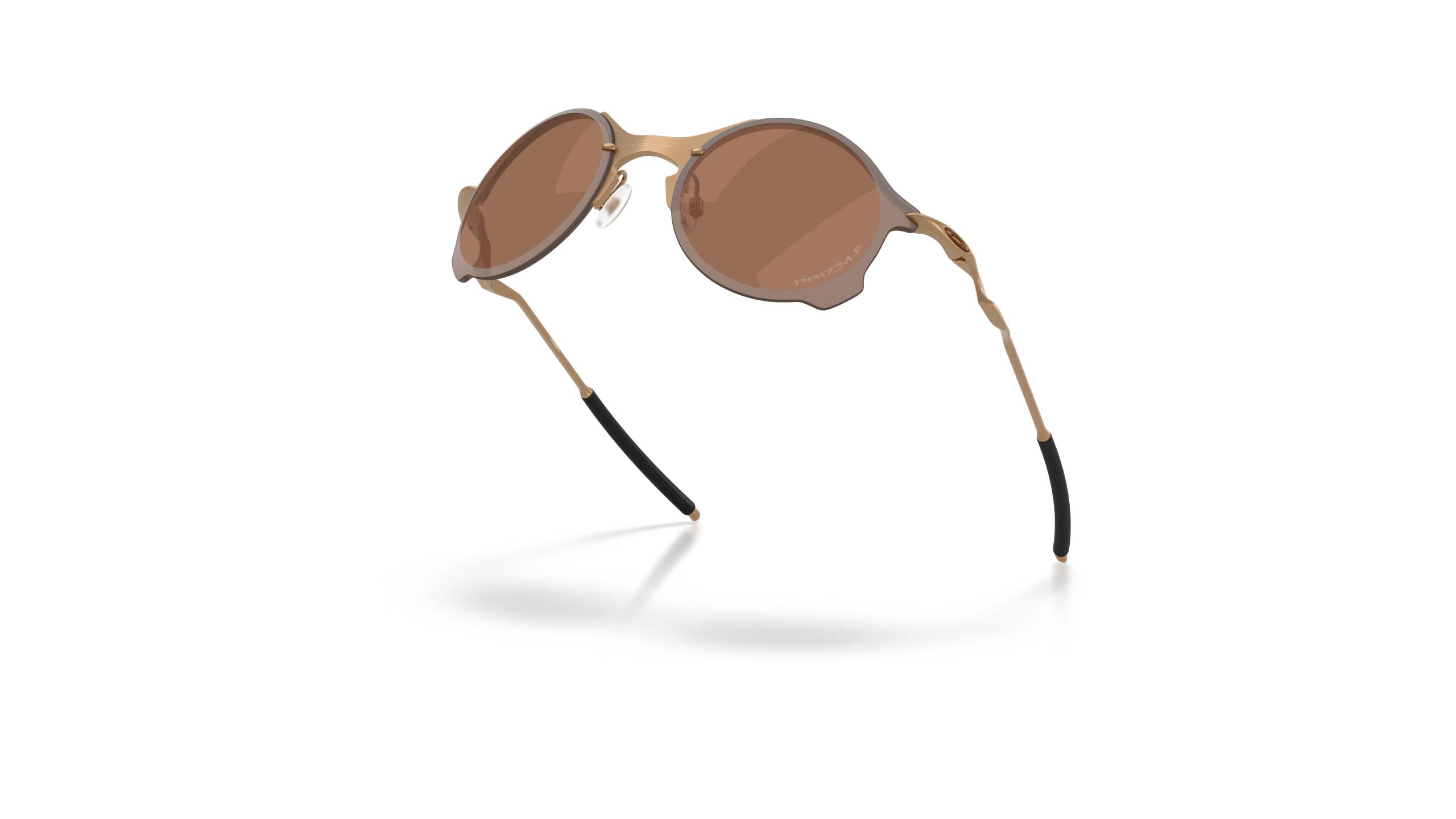 Lunettes Oakley Tailend TI couleur or mat avec verres Prizm Tungsten, présentées de profil pour montrer la monture en titane ultra-légère.