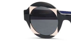 Vue détaillée des lunettes de soleil WOOW SUPER TACTIC présentant un design géométrique audacieux avec blocs de couleur noir et nude et verres foncés
