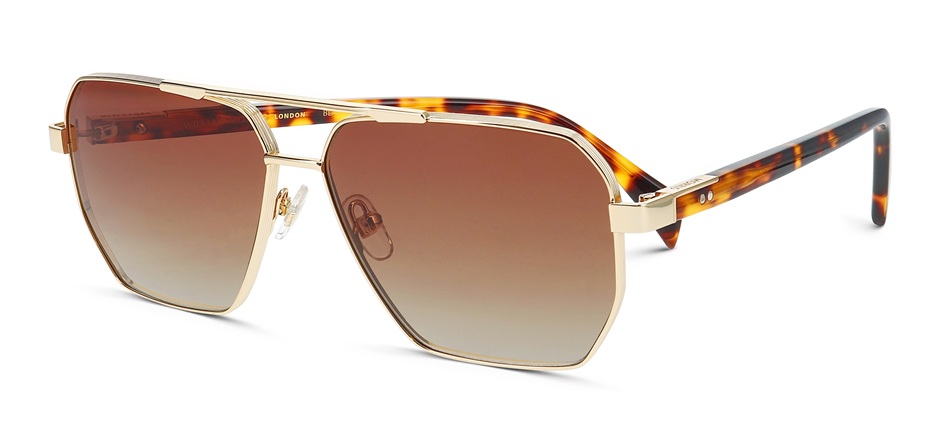Lunettes de soleil de luxe William Morris de style aviateur présentant une monture métallique dorée avec des branches en acétate écaille. Le design hybride carré-aviateur surdimensionné a des verres dégradés bruns qui s'estompent du brun foncé en haut au transparent en bas. La monture combine une construction métallique avec des extrémités de branches écaille, représentant le modèle premium SAVOY de la collection.