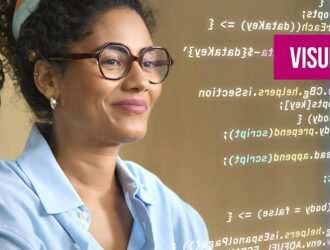 Une jeune femme noire aux cheveux bouclés sourit en regardant l'écran d'un ordinateur. Elle porte une chemise bleu clair à col et des lunettes. L'écran affiche des lignes de code et le logo stylisé de « VISUPRO » apparaît dans le coin supérieur droit.