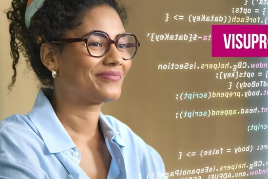 Une jeune femme noire aux cheveux bouclés sourit en regardant l'écran d'un ordinateur. Elle porte une chemise bleu clair à col et des lunettes. L'écran affiche des lignes de code et le logo stylisé de « VISUPRO » apparaît dans le coin supérieur droit.