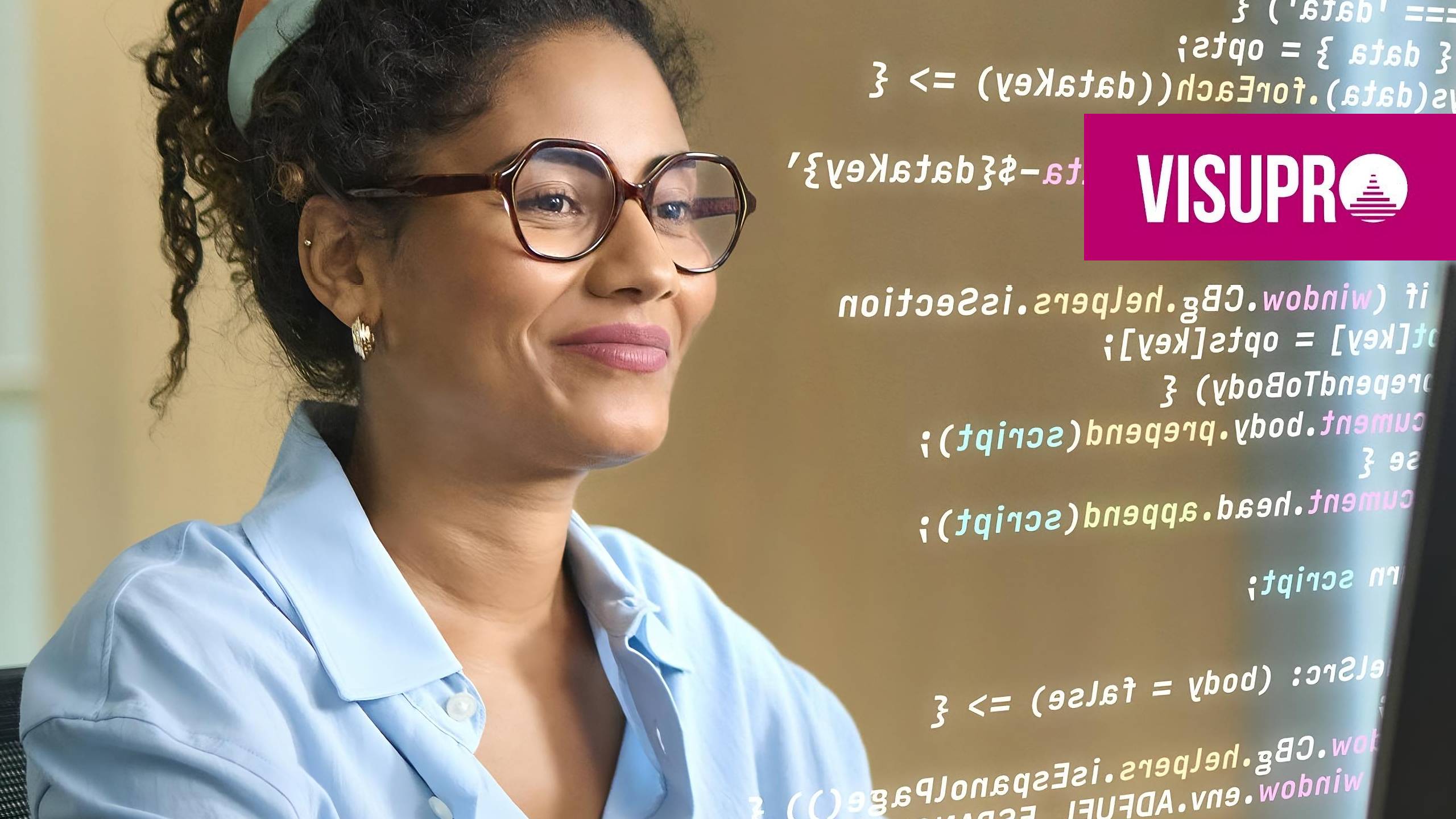 Une jeune femme noire aux cheveux bouclés sourit en regardant l'écran d'un ordinateur. Elle porte une chemise bleu clair à col et des lunettes. L'écran affiche des lignes de code et le logo stylisé de « VISUPRO » apparaît dans le coin supérieur droit.