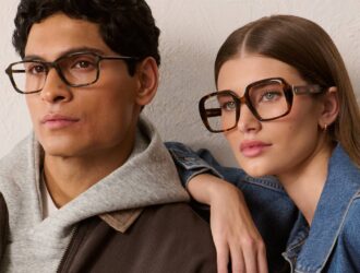 Un homme et une femme portant des lunettes Abercrombie & Fitch décontractées.