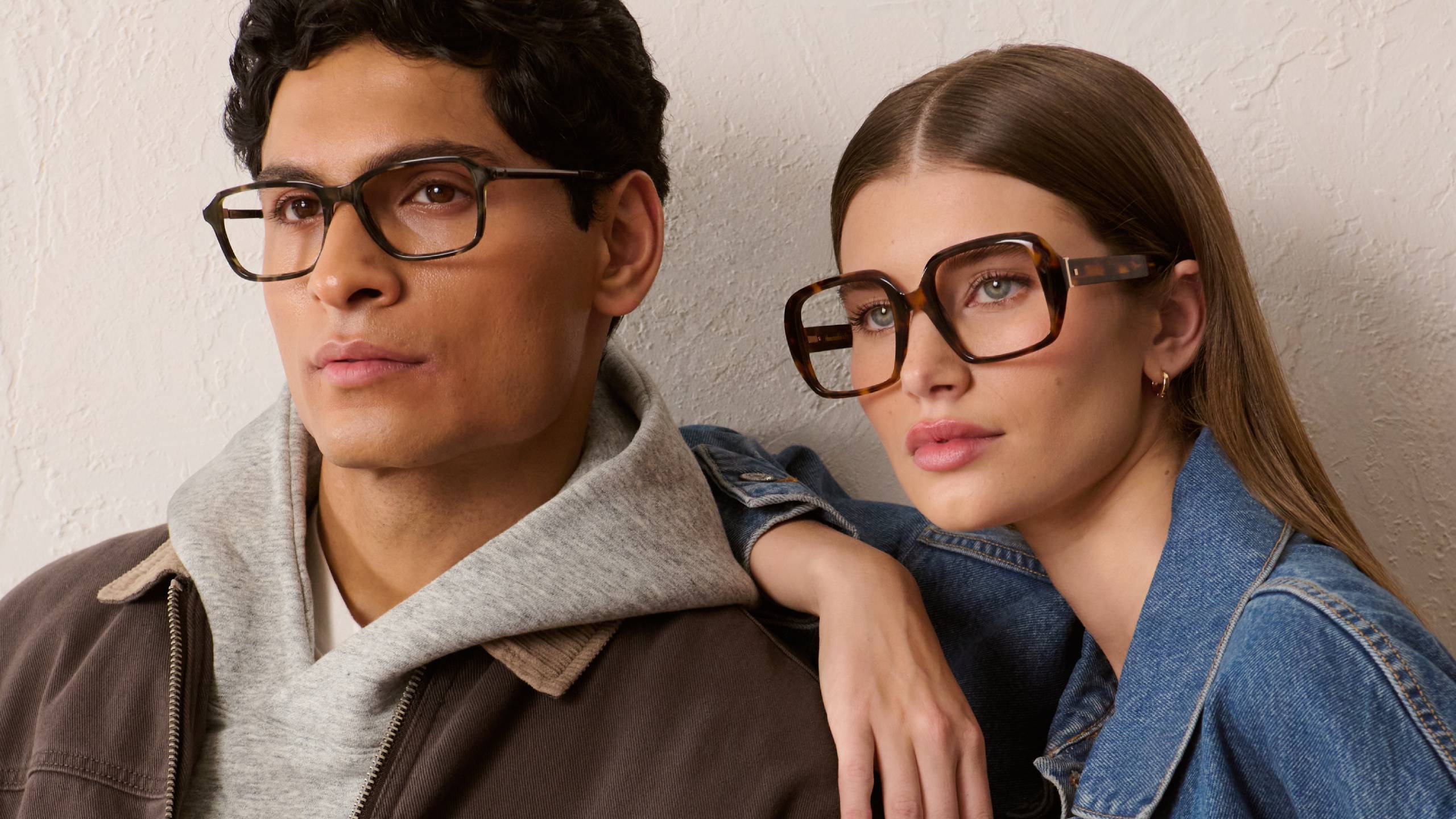 Un homme et une femme portant des lunettes Abercrombie & Fitch décontractées.