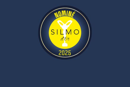 adge de nominé SILMO d'Or 2025 présentant un logo circulaire jaune avec une icône de lunettes blanches et un symbole de trophée sur fond bleu foncé. Le texte indique 'NOMINEE' en haut et '2025' en bas en lettres jaunes.