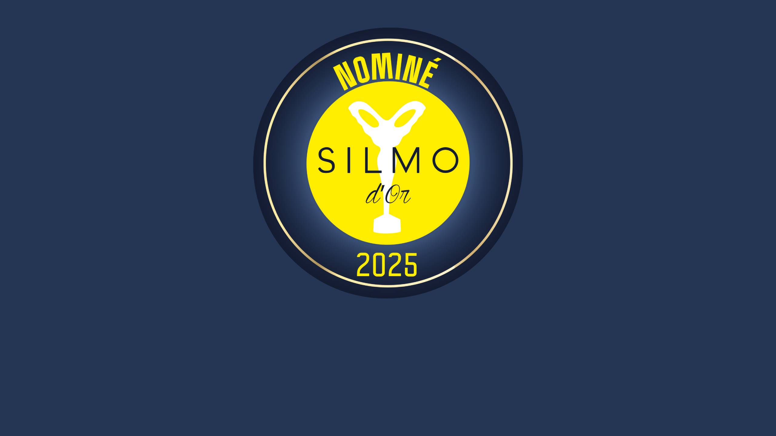 adge de nominé SILMO d'Or 2025 présentant un logo circulaire jaune avec une icône de lunettes blanches et un symbole de trophée sur fond bleu foncé. Le texte indique 'NOMINEE' en haut et '2025' en bas en lettres jaunes.