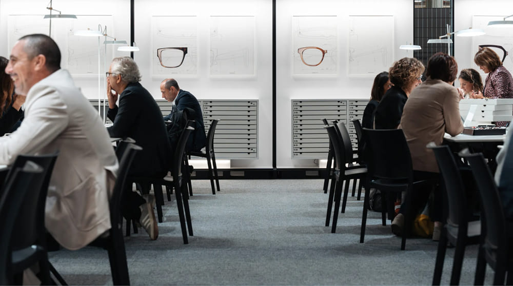 rofessionnels et acheteurs consultant les collections de lunettes aux présentoirs Marcolin pendant le salon professionnel SILMO Paris 2025