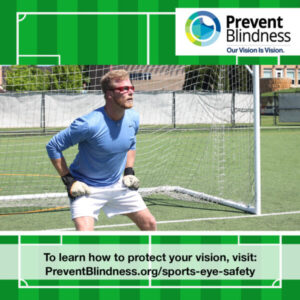 Graphique promotionnel de Prevent Blindness montrant un gardien de but en maillot bleu portant une protection oculaire devant un filet de but, avec un design de bordure verte et un texte dirigeant les visiteurs vers PreventBlindness.org/sports-eye-safety