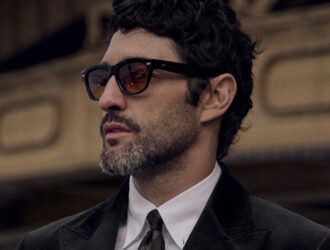 Homme portant des lunettes de soleil Brunello Cucinelli en acétate noir avec tenue formelle