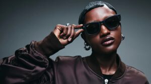 Personne portant des lunettes intelligentes Ray-Ban Meta et touchant la branche, démontrant le design élégant et la fonctionnalité mains libres des lunettes connectées à intelligence artificielle