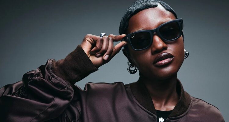 Personne portant des lunettes intelligentes Ray-Ban Meta et touchant la branche, démontrant le design élégant et la fonctionnalité mains libres des lunettes connectées à intelligence artificielle