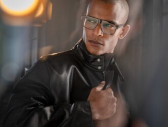 Mannequin portant une monture optique Blackfin Gotham avec blouson en cuir noir