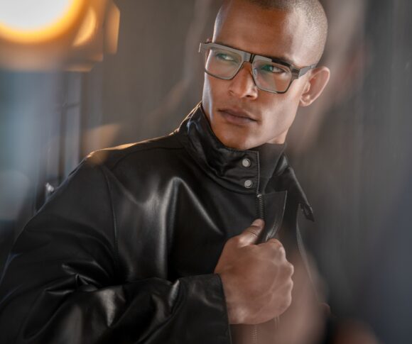 Mannequin portant une monture optique Blackfin Gotham avec blouson en cuir noir