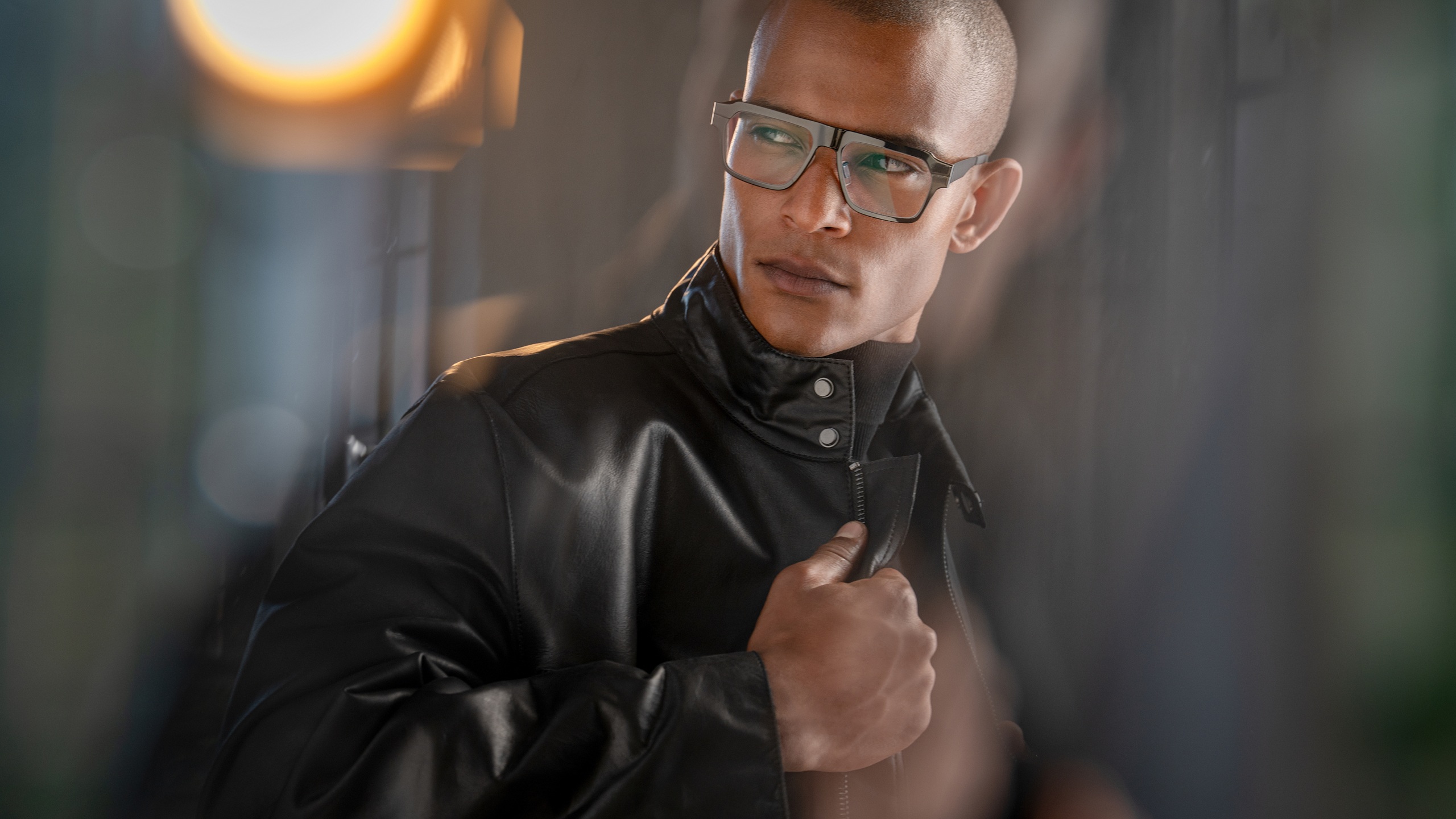 Mannequin portant une monture optique Blackfin Gotham avec blouson en cuir noir