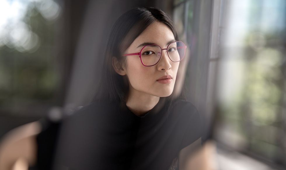 Femme portant des lunettes en titane Blackfin octogonales roses