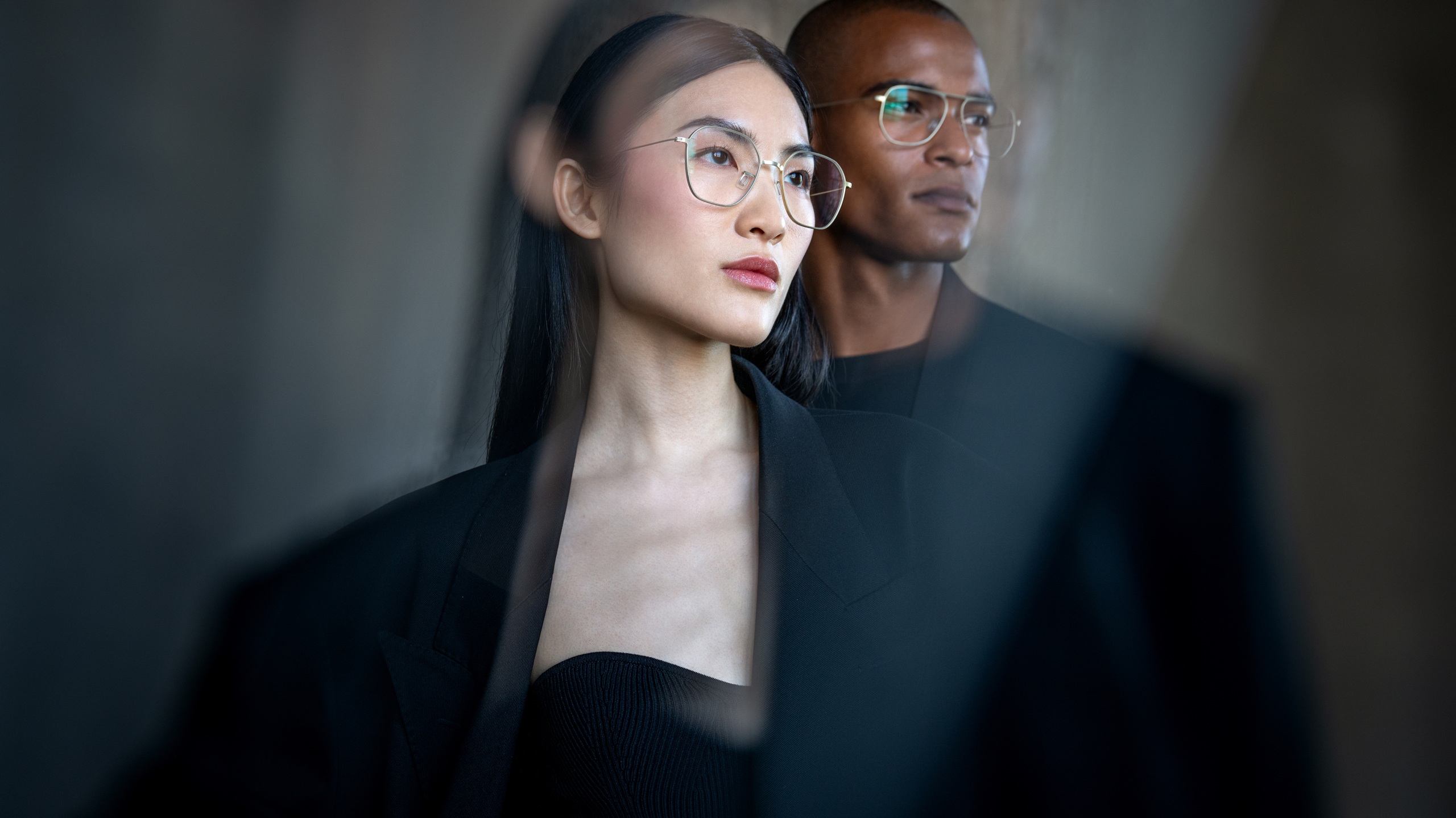 Mannequins portant des lunettes en titane Blackfin Pacific dans un cadre professionnel moderne