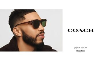 Jayson Tatum portant les lunettes de soleil Coach HC8442U en brun transparent avec verres verts pour la campagne lunettes Coach