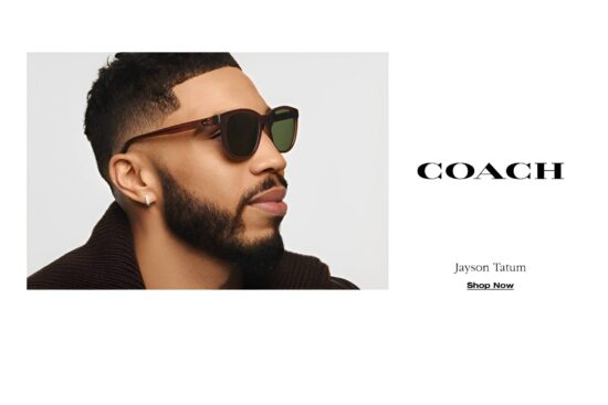 Jayson Tatum portant les lunettes de soleil Coach HC8442U en brun transparent avec verres verts pour la campagne lunettes Coach
