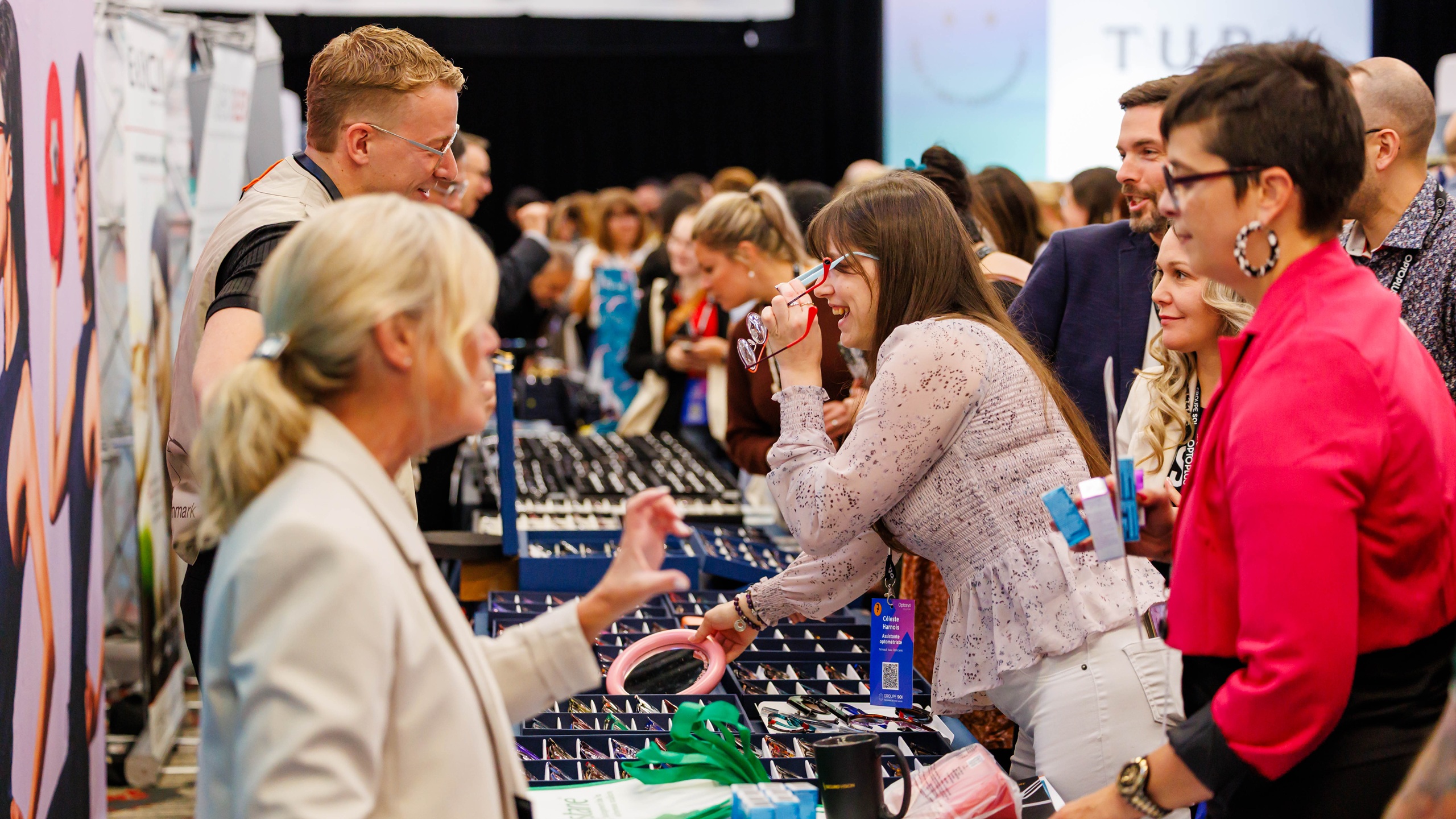 Professionnels de l'optométrie essayant des montures à l'Expo SOI lors du Sommet 2025 à Trois-Rivières