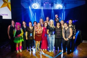 Lauréates des Prix d'excellence SOI et OPTOPLUS 2025 sur scène lors du gala Disco Chic