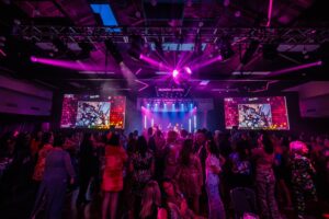 Participants dansant lors du souper-gala thématique Disco Chic au Sommet SOI & OPTOPLUS 2025