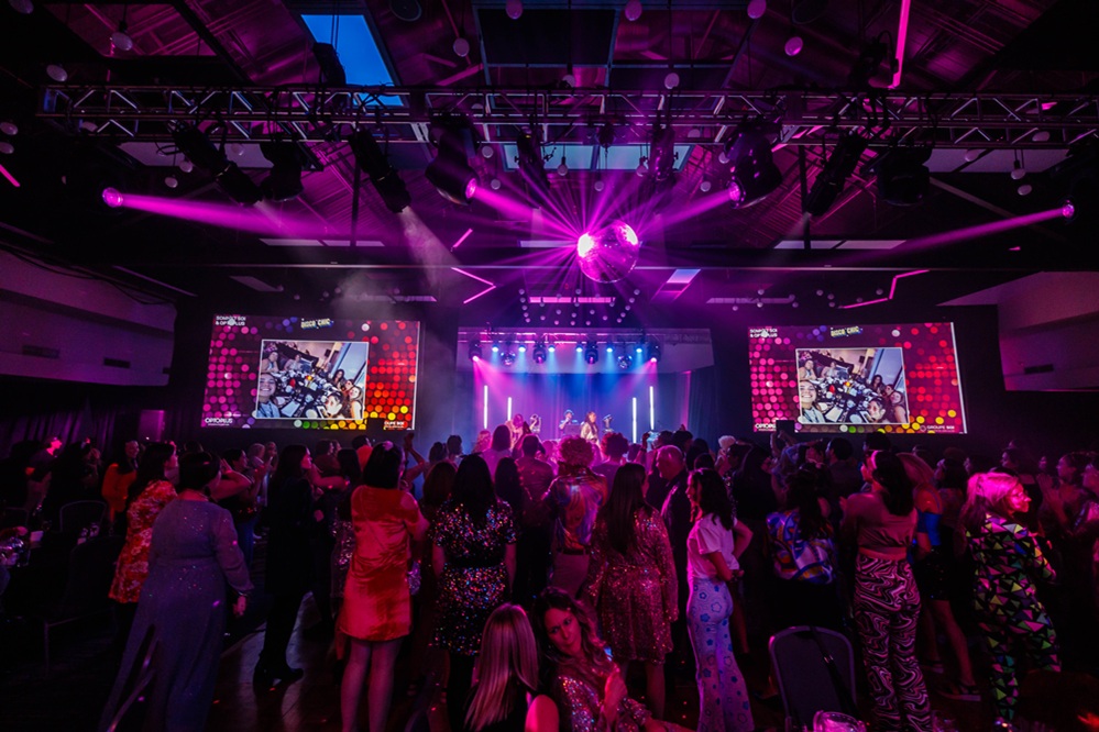 Participants dansant lors du souper-gala thématique Disco Chic au Sommet SOI & OPTOPLUS 2025