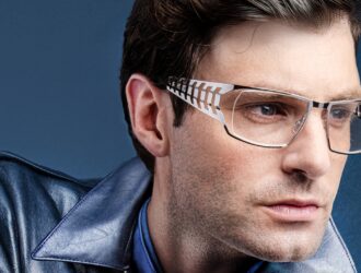 Mannequin portant les lunettes J.F. Rey ICONIC40 édition limitée avec le design de branches articulées inspiré du scorpion