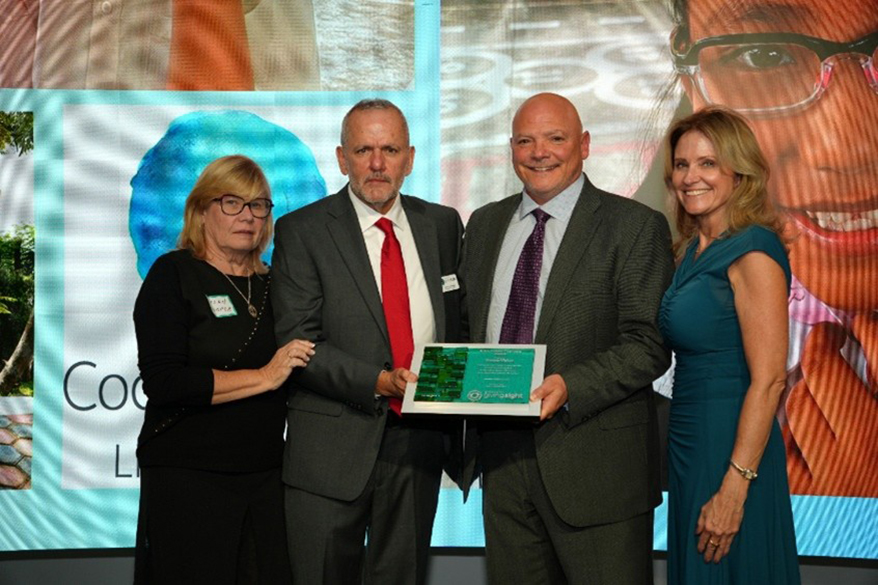 Le président de CooperVision, Jerry Warner (deuxième à partir de la droite), reçoit le prix Brien Holden Founders Award des mains (de gauche à droite) de la présidente d'OGS Canada, le Dr Susan Cooper, du président du conseil d'administration d'OGS États-Unis, le Dr Juan Carlos Aragon, et de la directrice générale d'OGS, Donna J. Mikulecky.