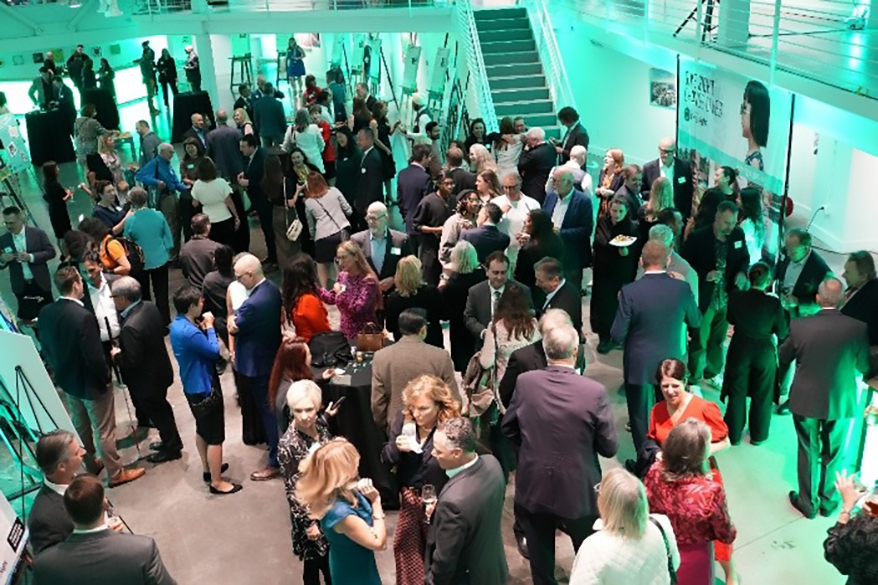Les invités discutent entre eux pendant la réception organisée dans le cadre du dîner de remise du prix Brien Holden Founders Award.