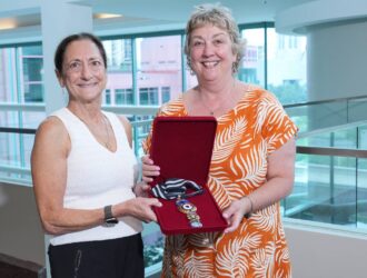 Sandra Block, présidente sortante du Conseil mondial de l'optométrie (présidente sortante du WCO 2025-2027) et Cindy Tromans, présidente entrante (présidente du WCO 2025-2027) avec la médaille présidentielle du WCO.