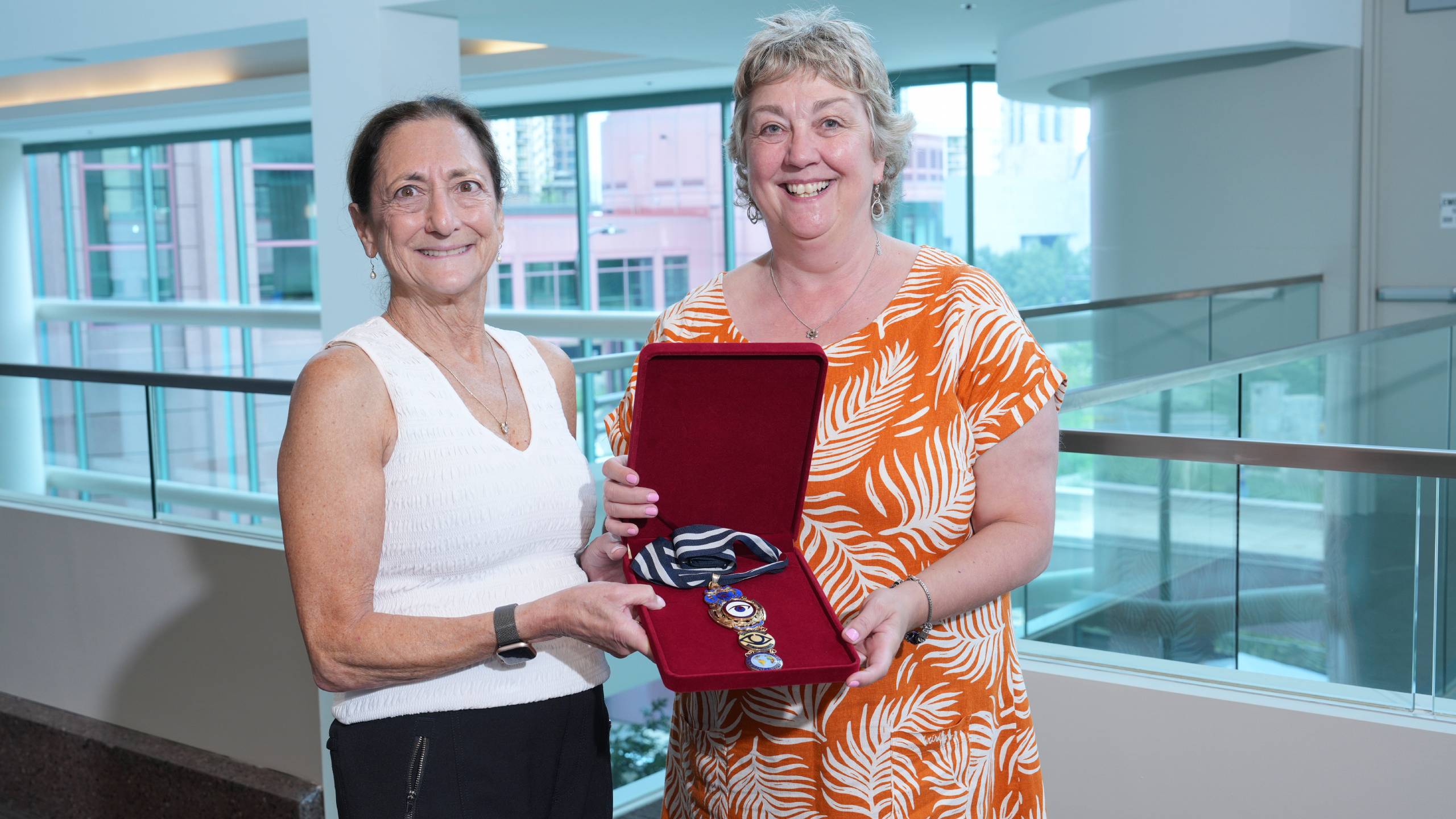 Sandra Block, présidente sortante du Conseil mondial de l'optométrie (présidente sortante du WCO 2025-2027) et Cindy Tromans, présidente entrante (présidente du WCO 2025-2027) avec la médaille présidentielle du WCO.