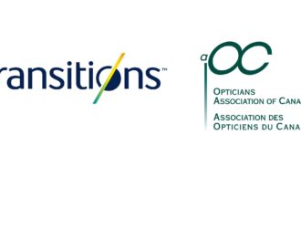 Logo de Transitions avec son trait oblique distinctif, à côté du logo de l'Association des opticiens du Canada présentant les lettres OC entrelacées