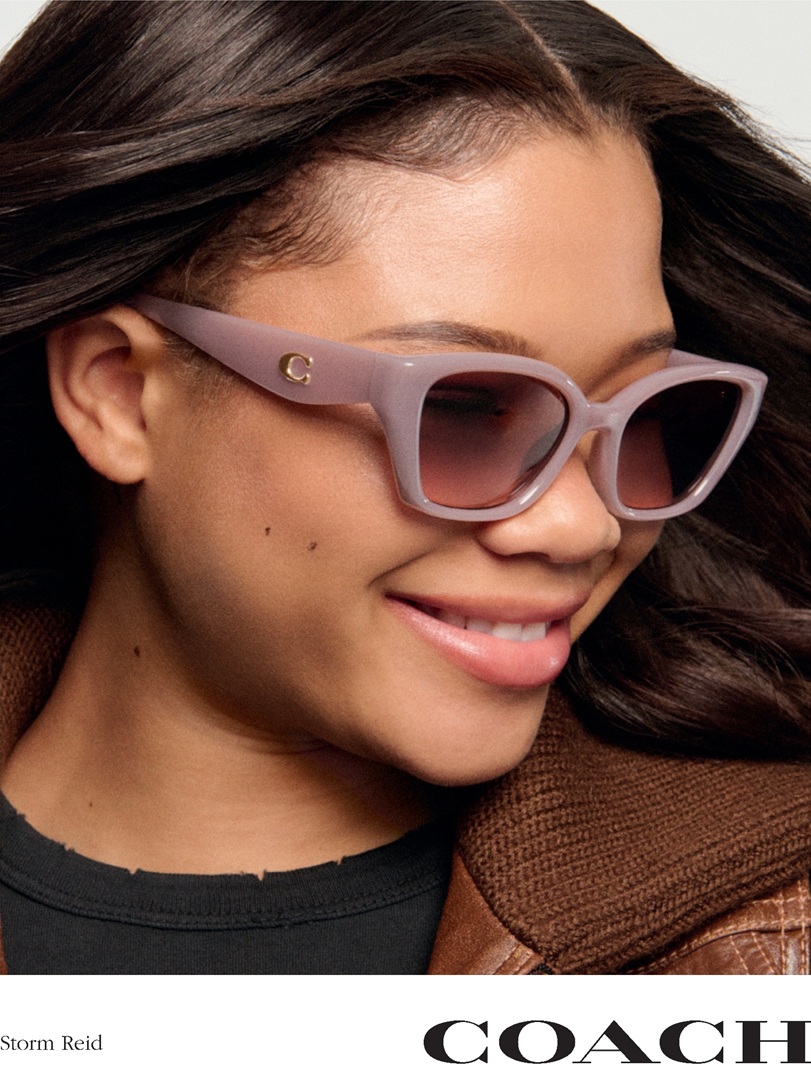 Storm Reid dans la campagne lunettes Coach portant des solaires œil-de-chat à verres dégradés