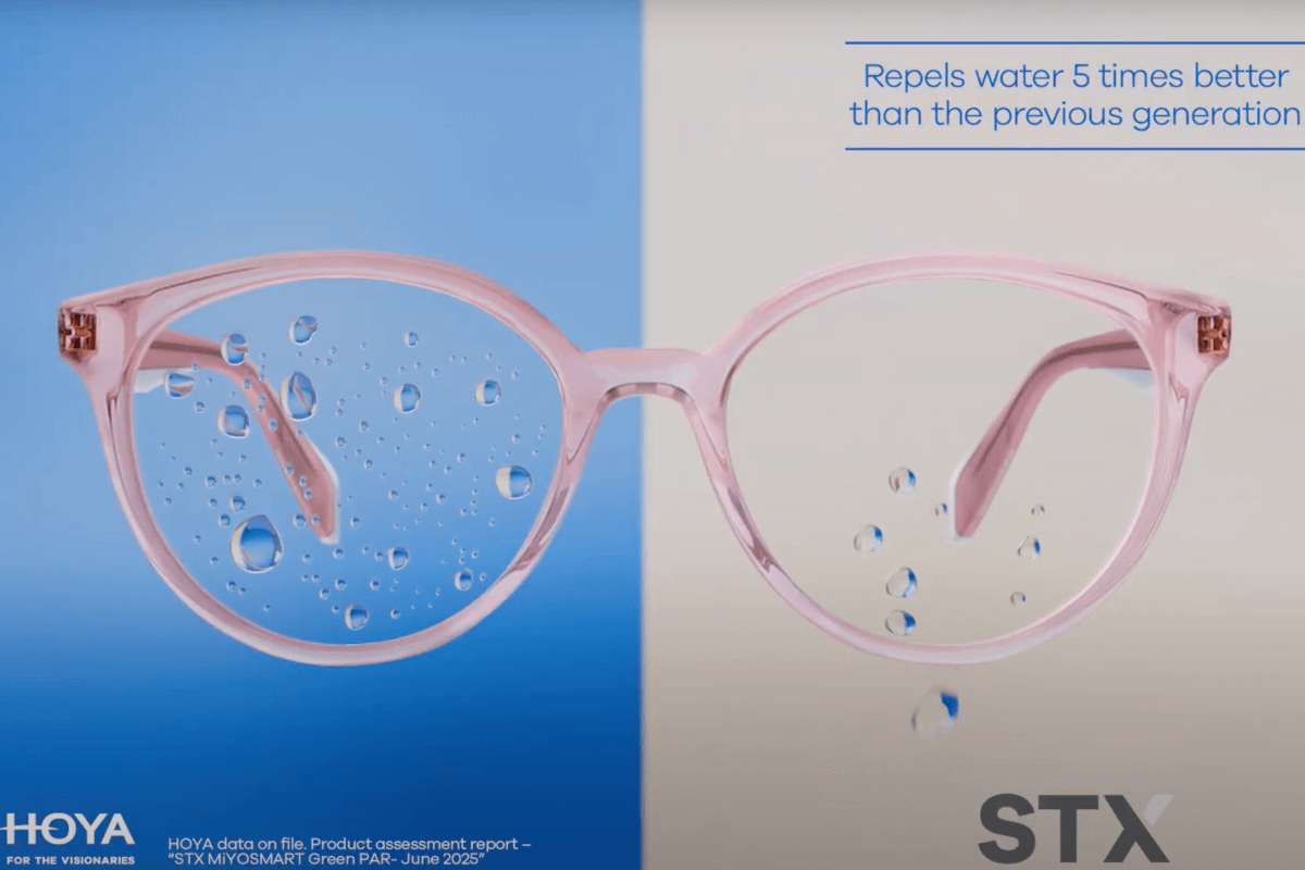 Lunettes roses montrant des gouttelettes d'eau perlant sur le verre avec la technologie de revêtement STX