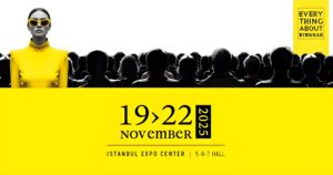 Modèle avec lunettes de soleil jaunes et col roulé se démarquant de la foule au SILMO Istanbul 2025, 19-22 novembre