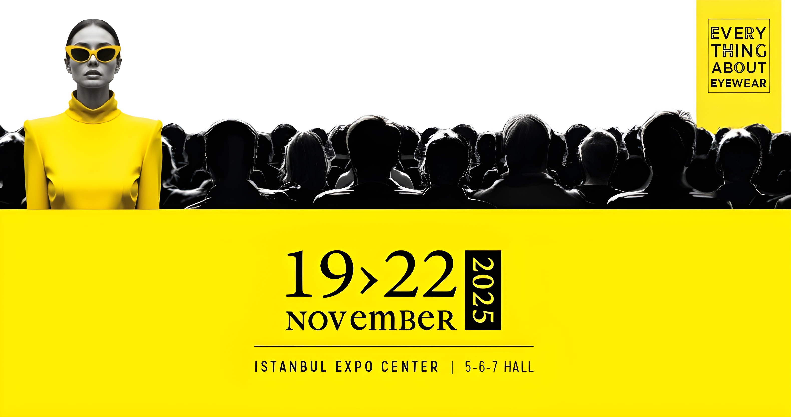 Modèle avec lunettes de soleil jaunes et col roulé se démarquant de la foule au SILMO Istanbul 2025, 19-22 novembre
