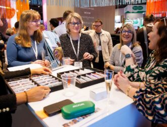 Réseautage et présentation de lunettes sur le hall d'exposition 100% Optical