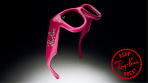 Lunettes de soleil Ray-Ban Wayfarer Puffer roses avec logo Ray-Ban serti de cristaux sur la branche