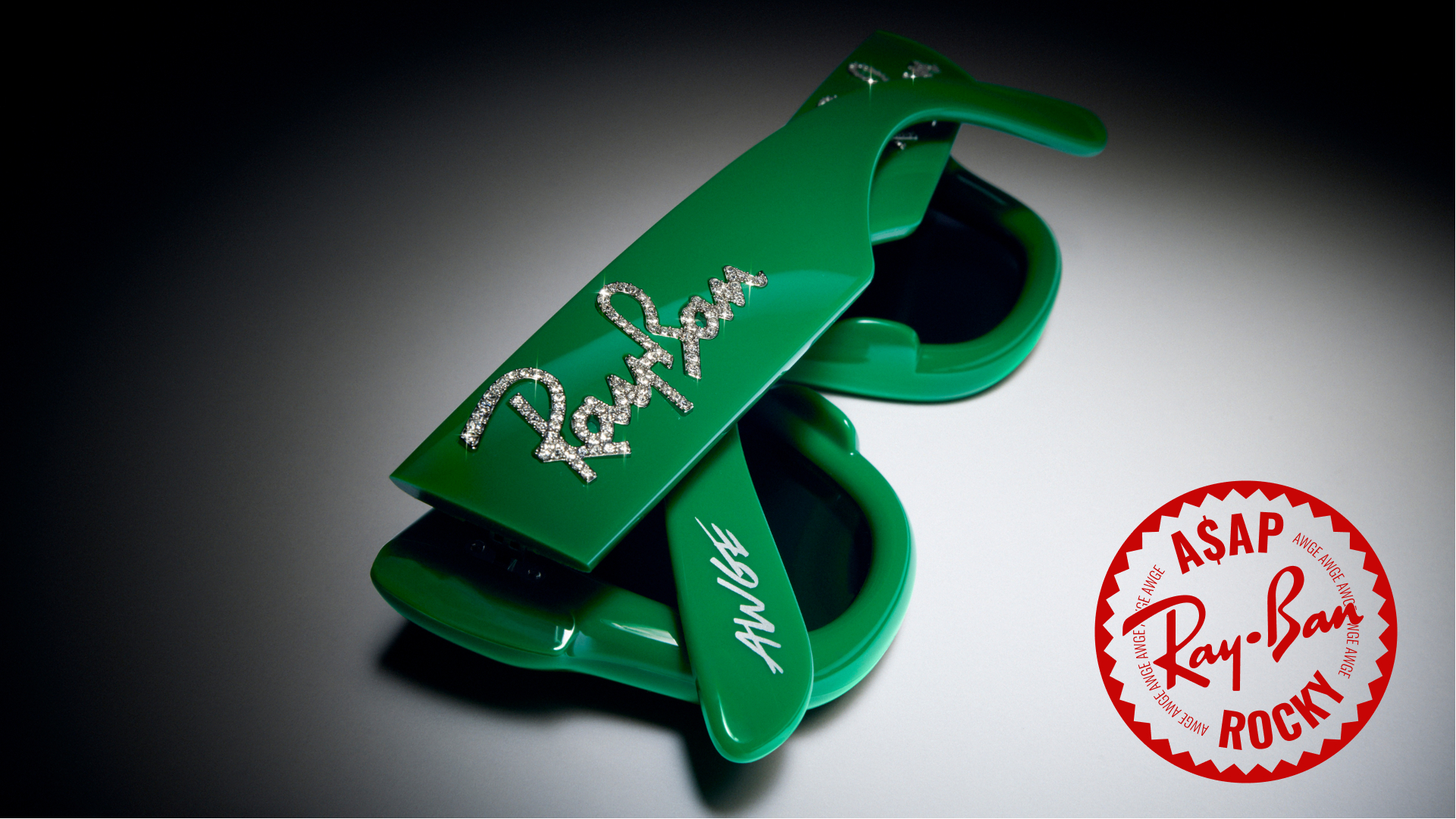 Lunettes de soleil Ray-Ban Wayfarer Puffer vertes avec logo Ray-Ban serti de cristaux