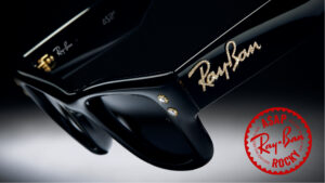 Gros plan sur la branche des Ray-Ban Wayfarer Puffer noires avec logo Ray-Ban en diamants bordé d'or et clous en cristal