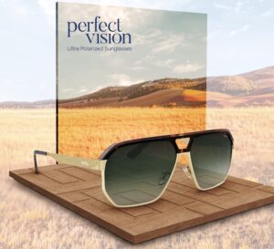 Lunettes de soleil aviateur INVU ultra polarisées sur présentoir en bois avec carte promotionnelle vision parfaite