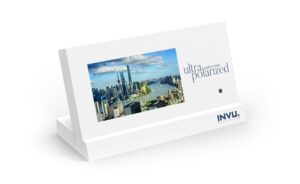 Écran de démonstration LCD INVU ultra polarisé montrant une comparaison de paysage urbain