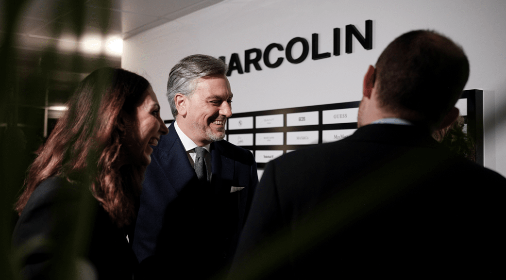 Dirigeant accueillant les invités lors de l'ouverture du showroom Marcolin à Barcelone