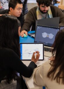 Étudiants collaborant sur la conception de lunettes à l'aide de tablettes numériques et logiciels de modélisation 3D