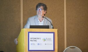 Photo du président sortant du WCO, le professeur Peter Hendicott (Australie), prend la parole lors du Forum des éducateurs 2025 du WCO organisé en partenariat avec l'ASCO.