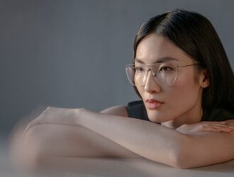 Mannequin portant des lunettes optiques Blackfin Aero Loop Infinity en titane minimaliste