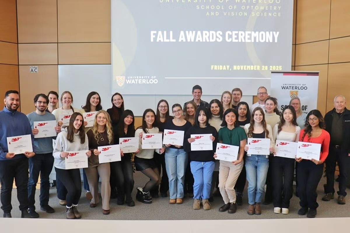 Les récipiendaires de prix et le corps professoral posent avec leurs certificats lors de la cérémonie de remise des prix d'automne de l'École d'optométrie de l'Université de Waterloo
