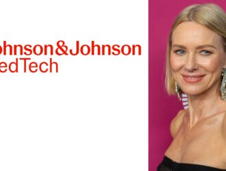 Logo Johnson & Johnson MedTech accompagné d'un portrait de Naomi Watts lors d'un événement de festival de cinéma, portant des bijoux élégants sur fond rose