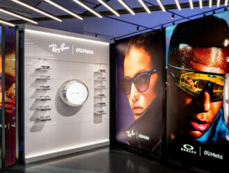 Exposition de lunettes intelligentes Ray-Ban Meta présentant des lunettes technologiques collaboratives