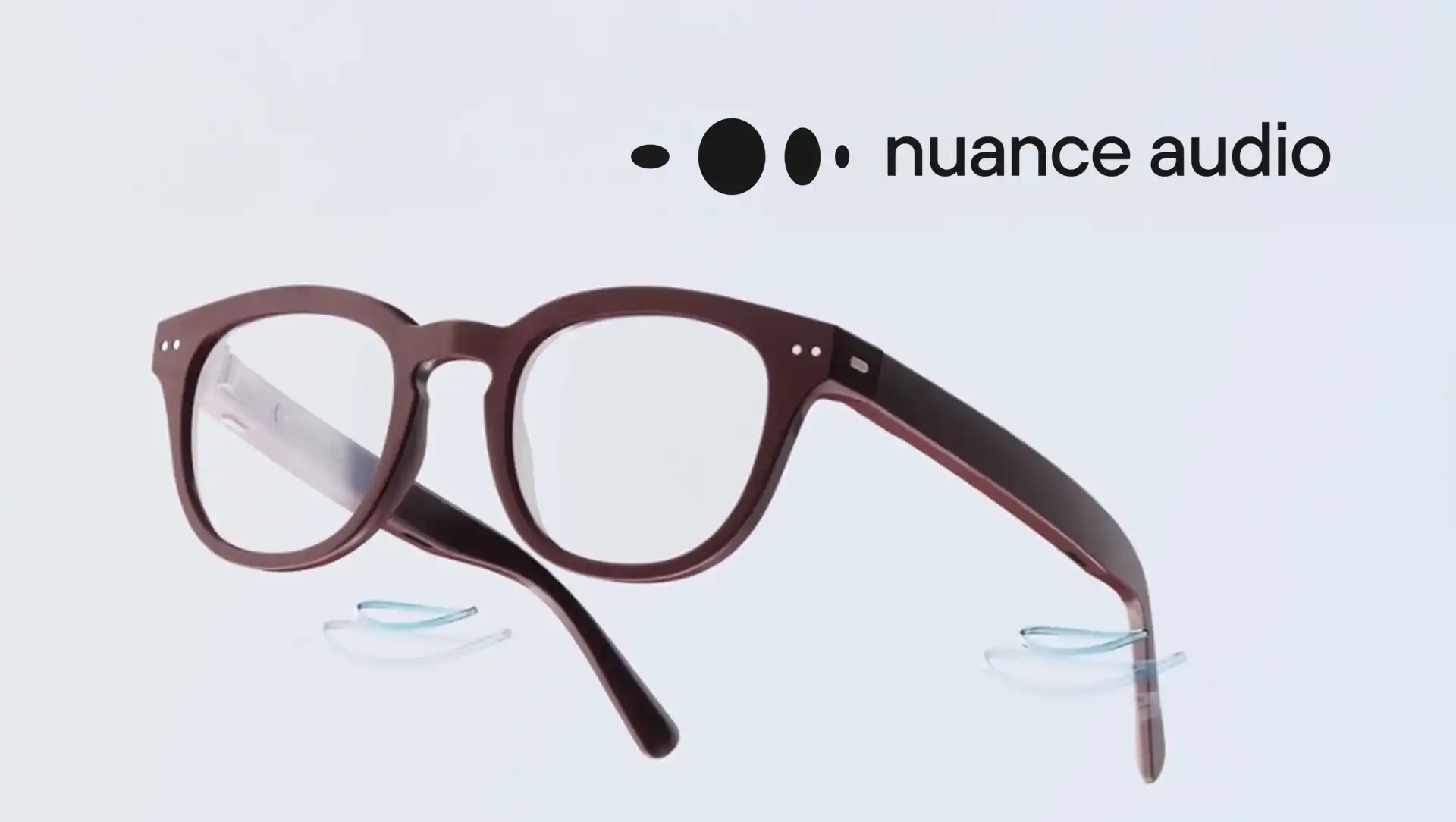 Vue de coté des lunettes auditives Nuance Audio brun-bordeaux montrant la technologie audio intégrée et les haut-parleurs dans les branches